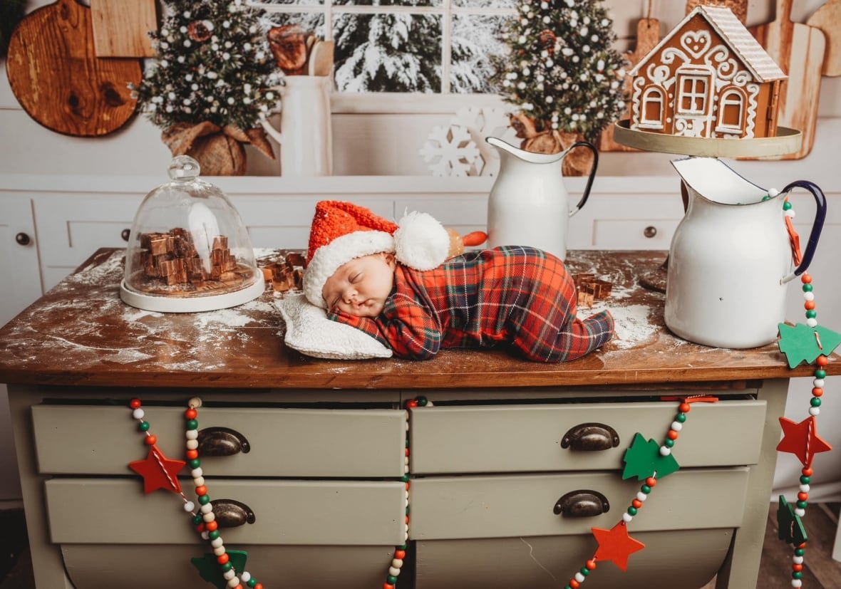 evalynn-christmas-1 A baby in a christmas photo.