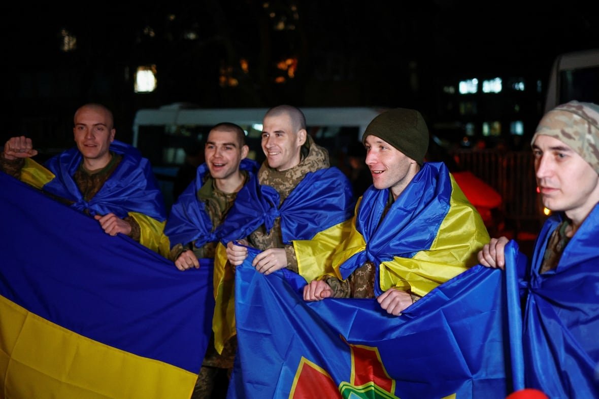 ukraine-crisis-pows-exchange-3 Ukrainian prisoners of war (POWs) wrapped with national flags react as they return after a swap, amid Russia's attack on Ukraine, in an undisclosed location in Ukraine.