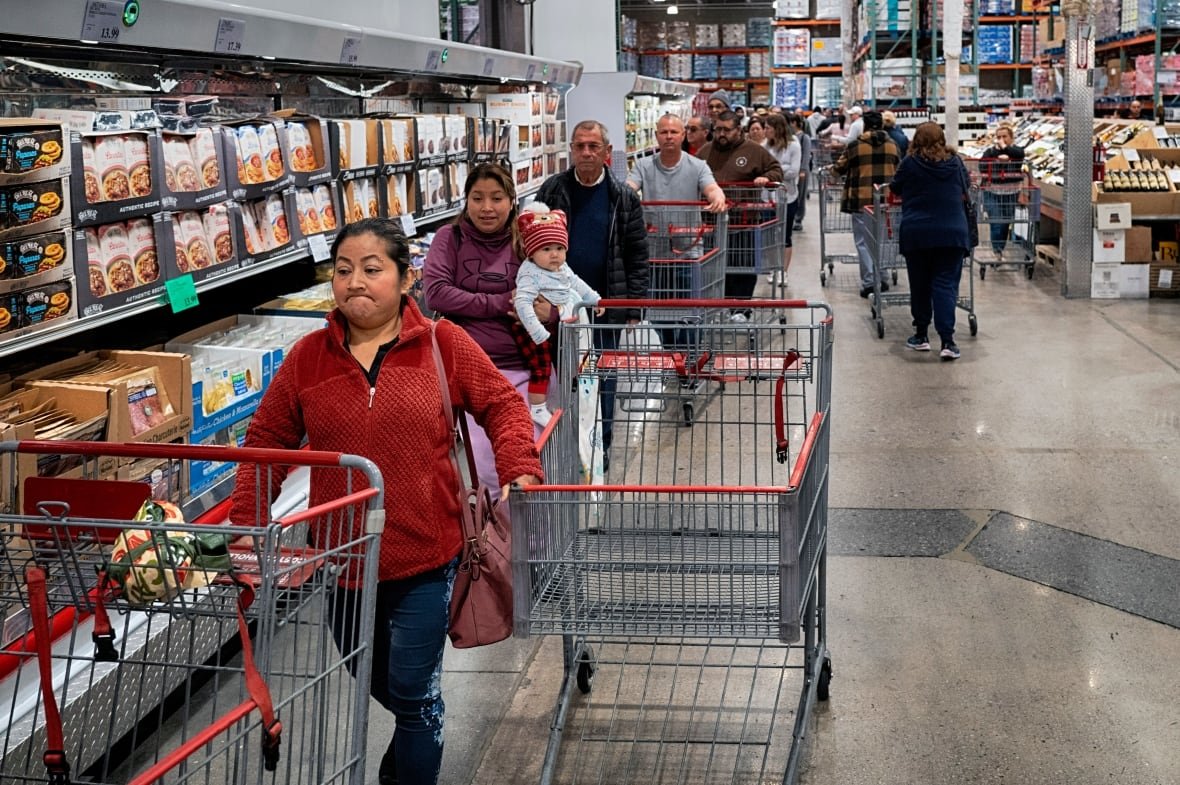 egg-prices-1 A long line of people in a grocery store
