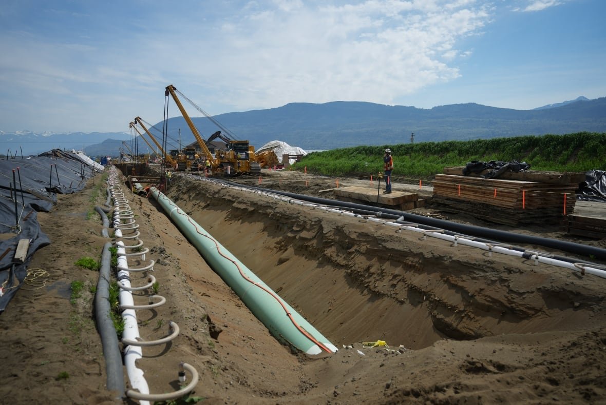 emissions-cap-trans-mountain-20240327-1 Workers position pipe during construction of the Trans Mountain pipeline expansion in Abbotsford, B.C., on Wednesday, May 3, 2023.