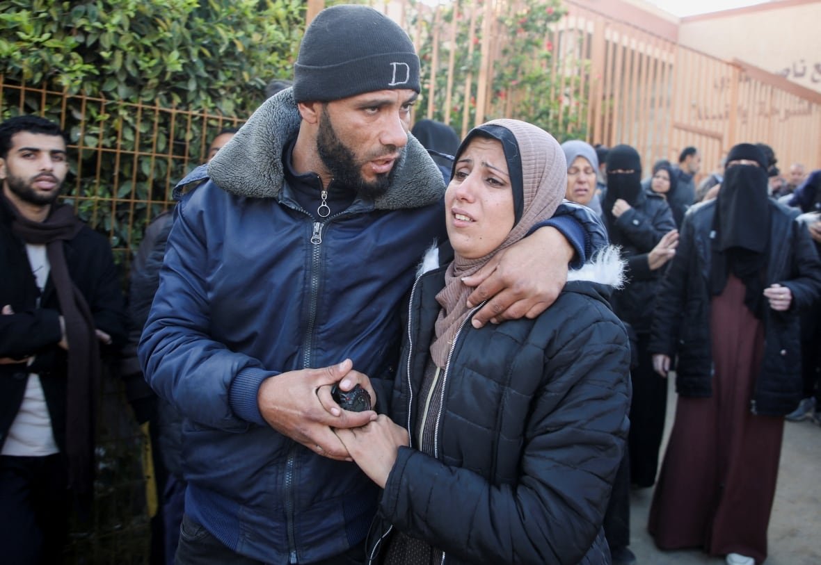 israel-palestinians-gaza-14 A man comforts a woman.