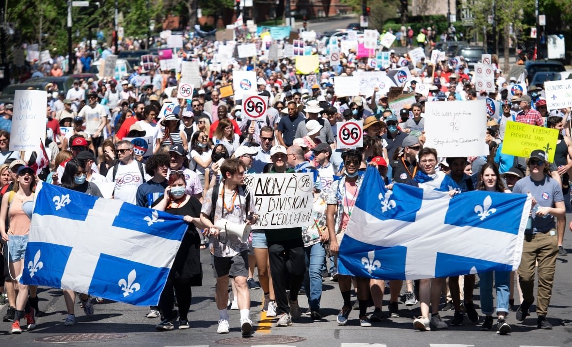 mtl-bill-96-20220514 There is a large group of protesters.