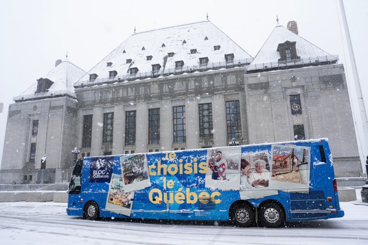 fedelxn-bloc-20250408-1 bus in front of supreme court