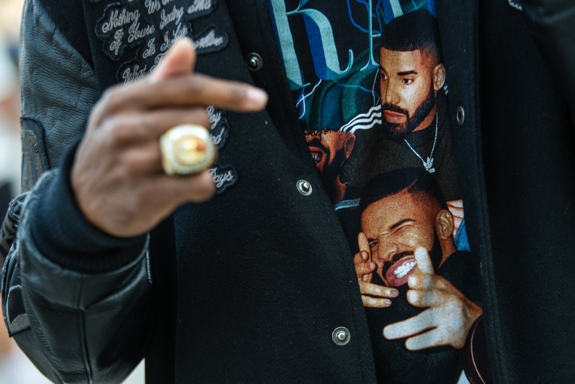 music-kendrick-lamar-20250612-2 A man wears a t-shirt with Drake on it