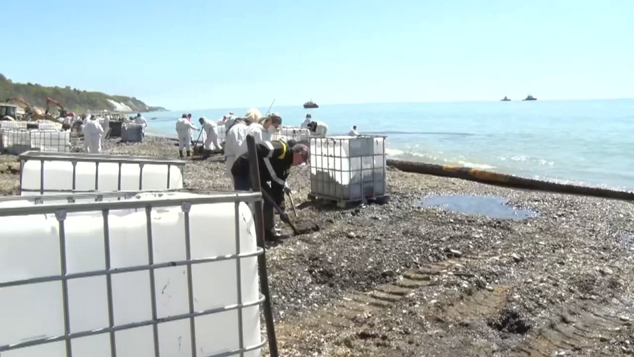 default-533 Specialists work at an oil products spill as Krasnodar region's Governor Veniamin Kondratyev inspects emergency services along the coastline following a Ukrainian drone attack that caused a fire at an oil refinery, amid the Russia-Ukraine conflict, i